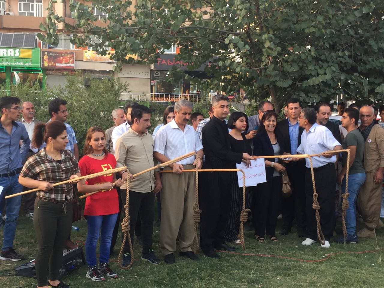 به‌ وێنه‌.. ژماره‌يه‌ك چالاكوان دژى بڕيارێكى له‌سێداره‌دان گردبوونه‌وه‌